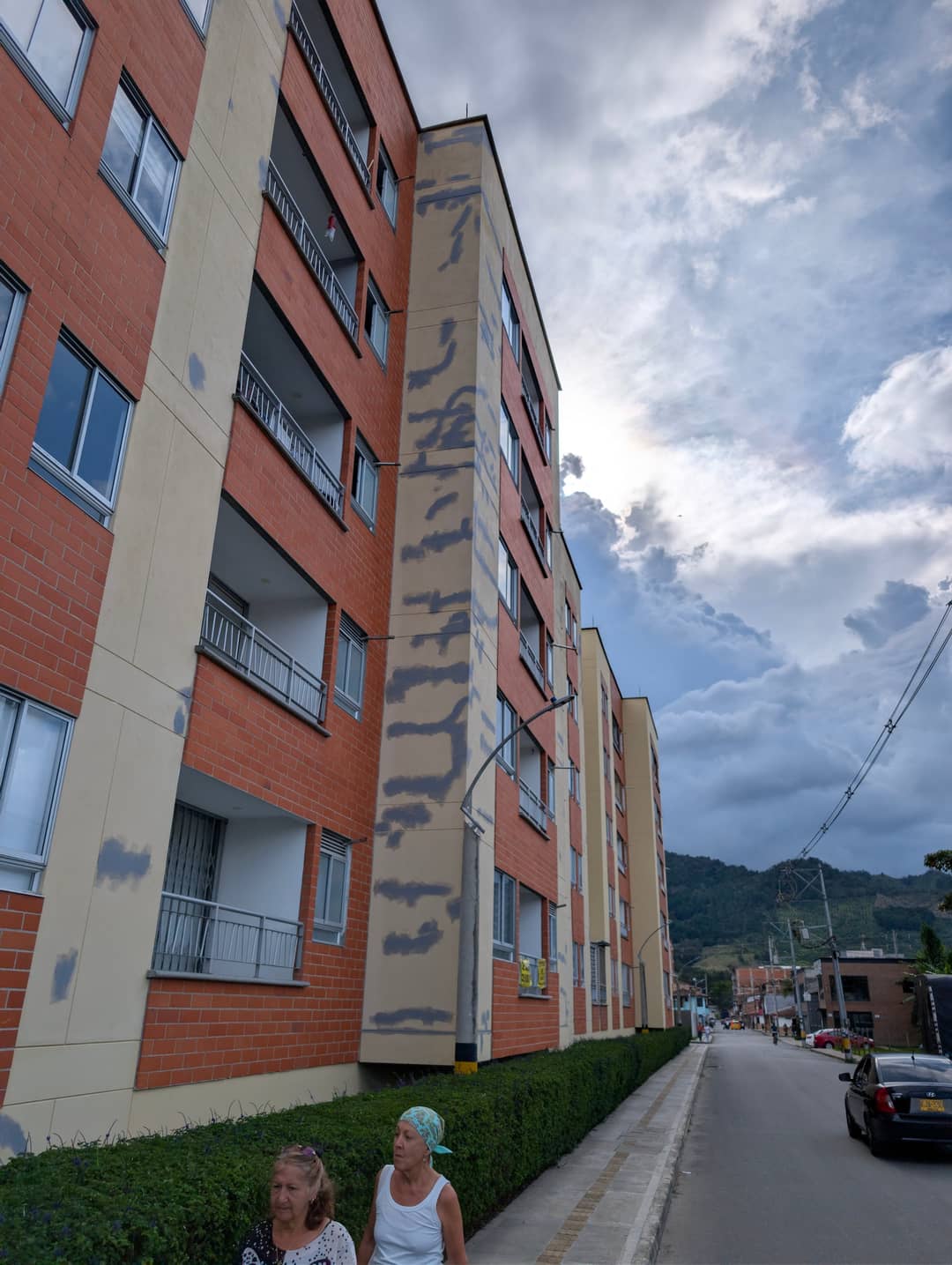 Čerstvě opravený dům po zemětřesení.
