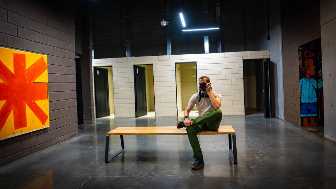 WC jsou společné a mají tam obrovské zrcadlo :-)