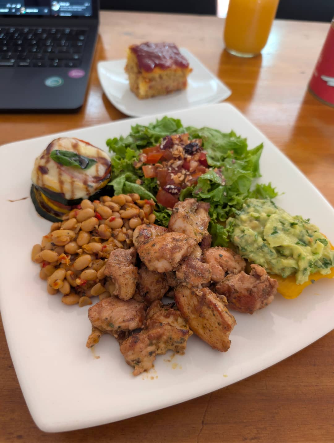 Hlavní chod: kuře, fazole, guacamole, salát.