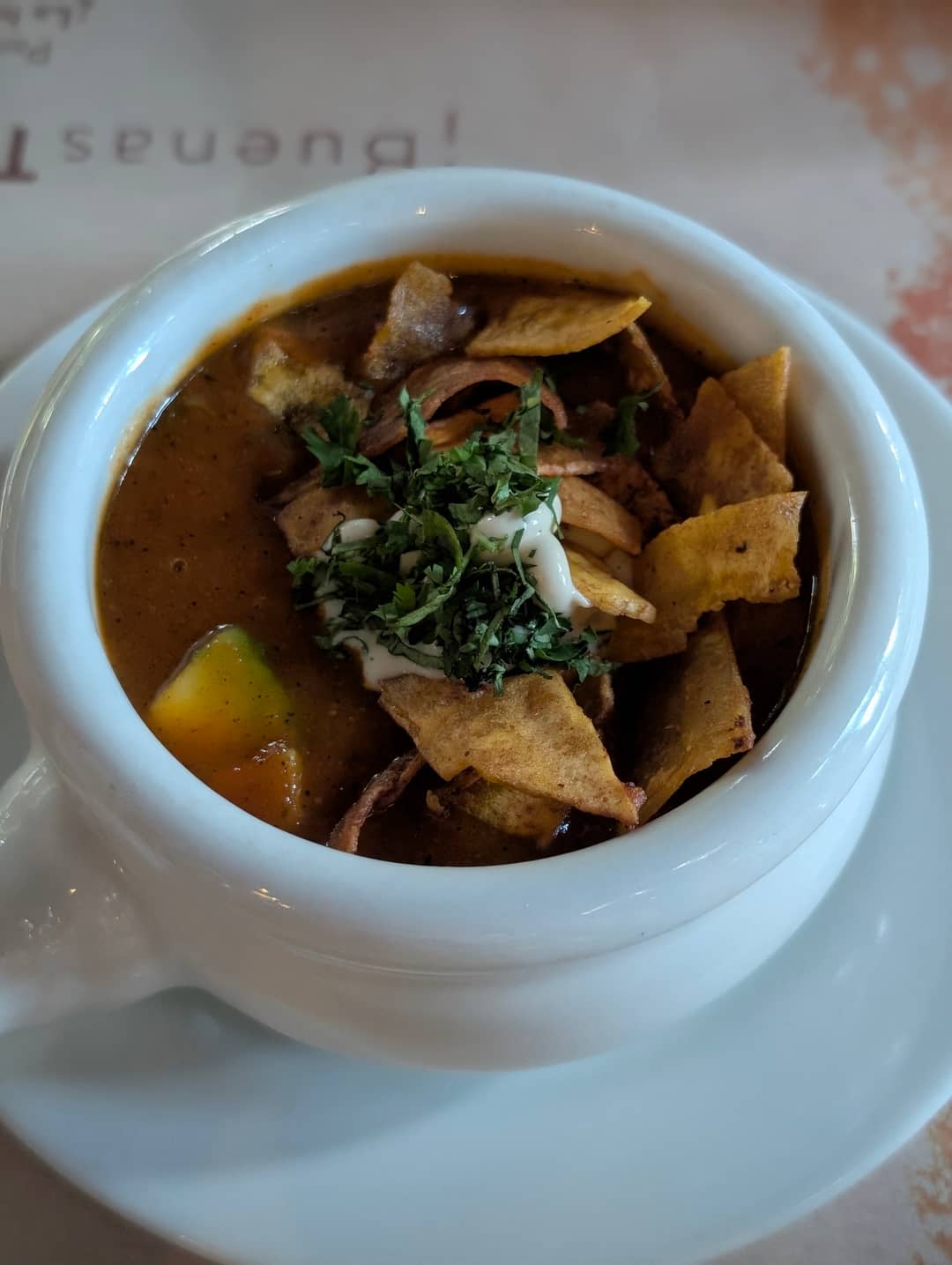 Polévka s tortillovými chipsy.