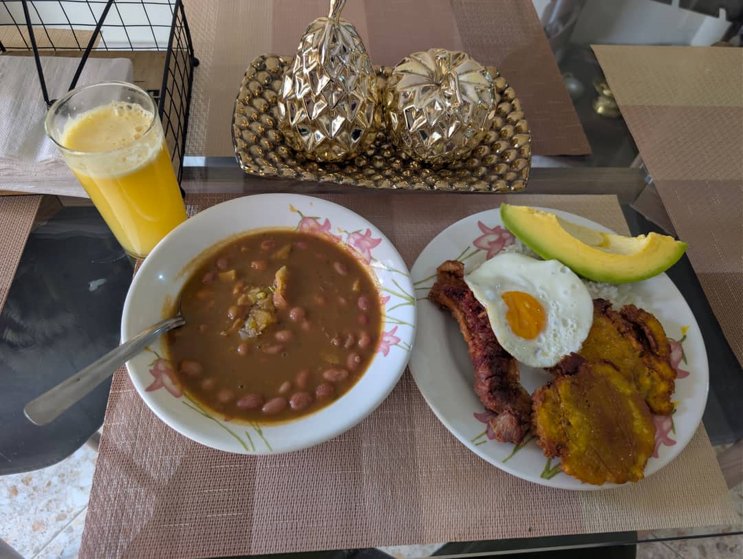 Bandeja paisa uvařená doma ve Villa Hermose.