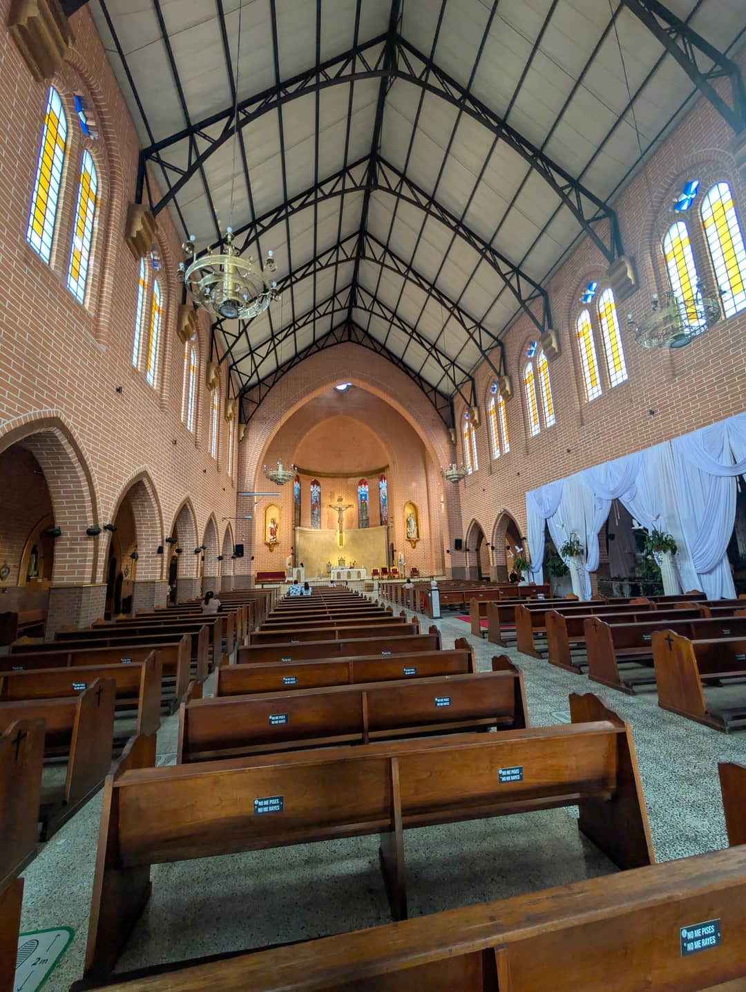 Kostel La Sagrada Familia, Carrera 39A číslo 66-38. Vysoká loď s otevřeným krovem.