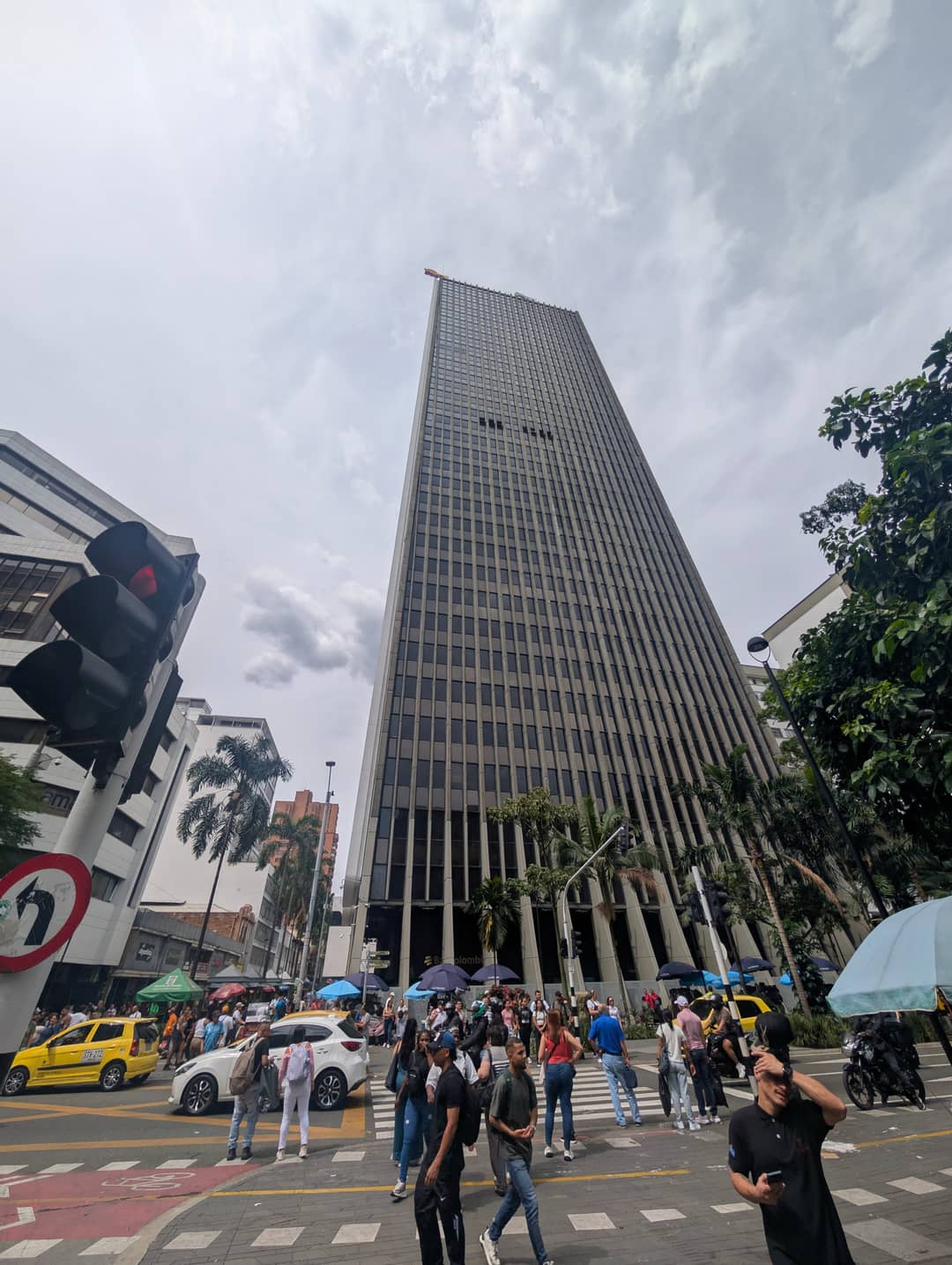 The Coltejer from the crossroads. A hundred and seventy five metres, thirty six floors.