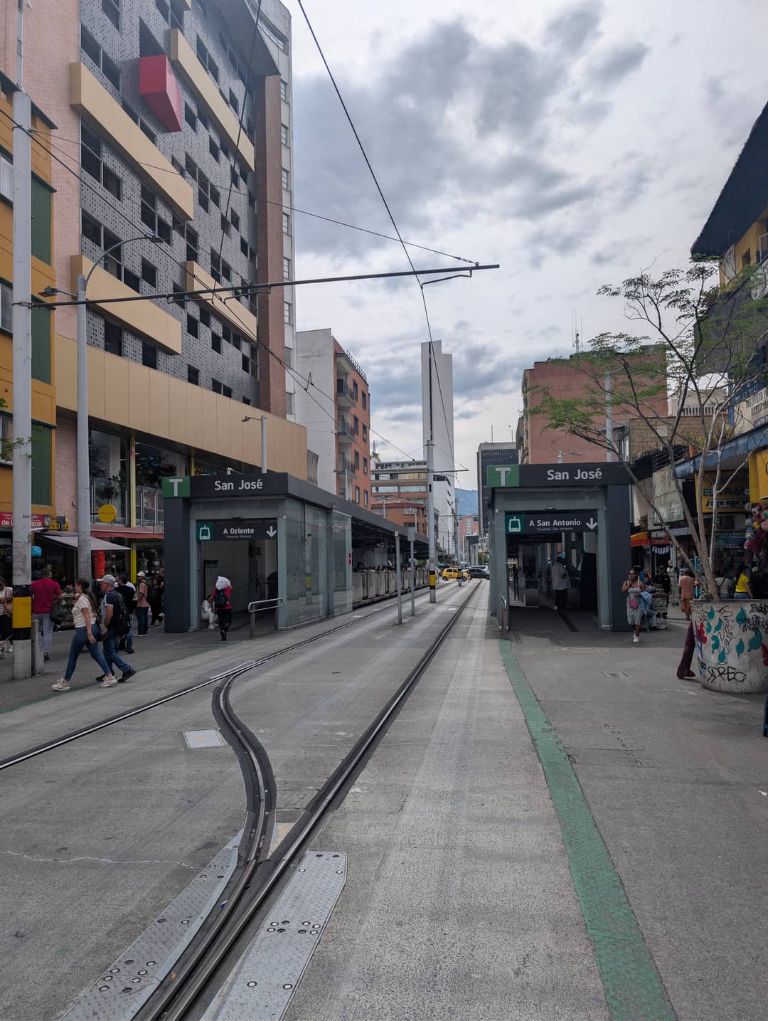 A rail down the middle of the street at San José. A single guide rail, and rubber tyres for the rest.