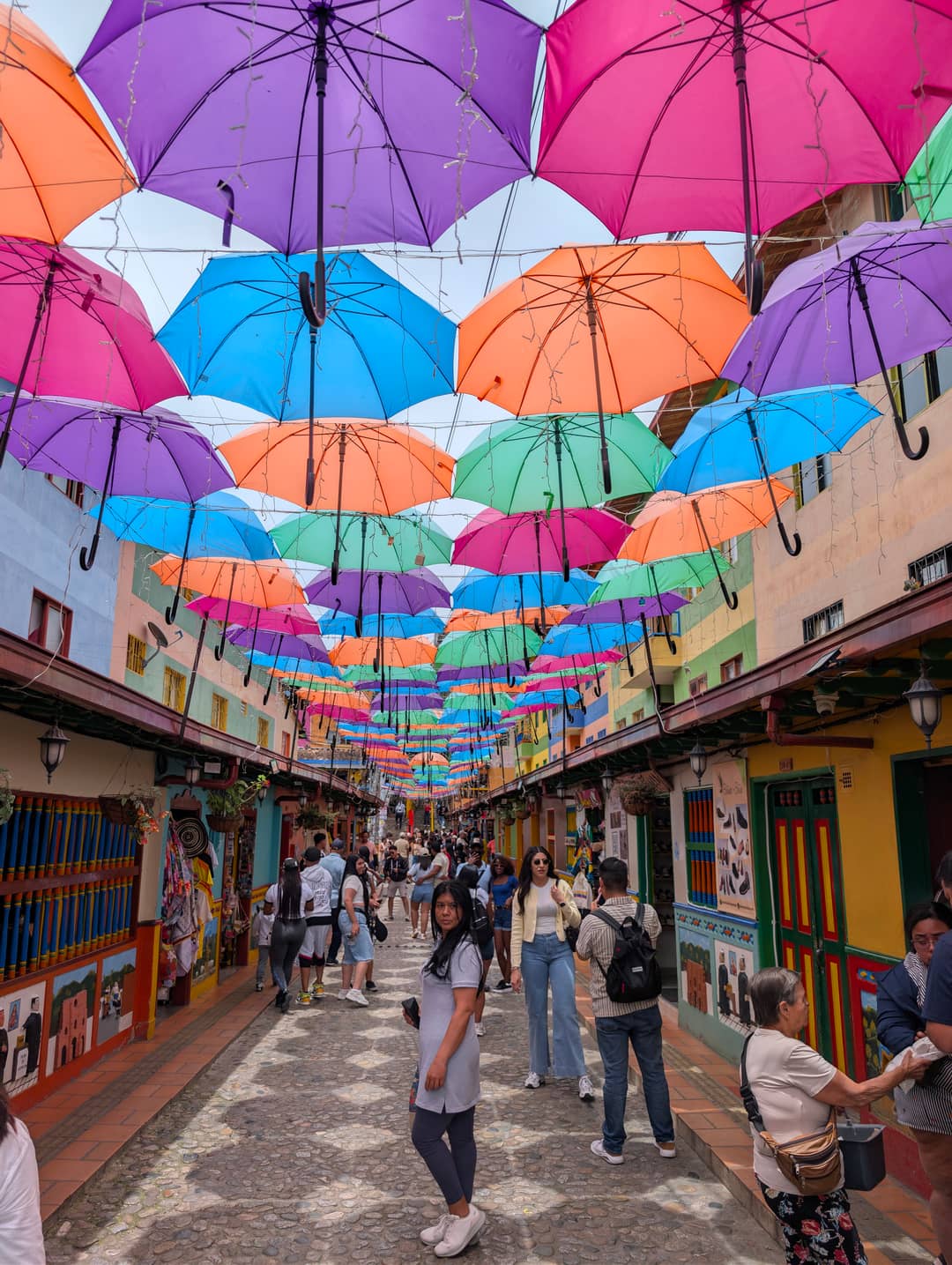 Calle del Recuerdo pod stovkami deštníků.