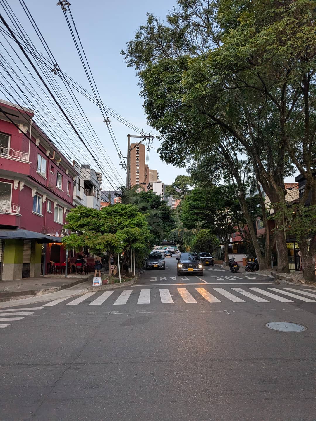 A crossing by the red building. This is still the residential part of the district.