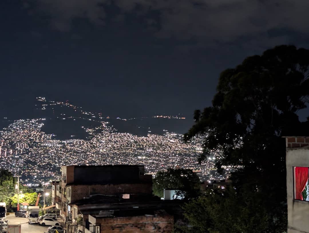 The valley from the slope of comuna 8.