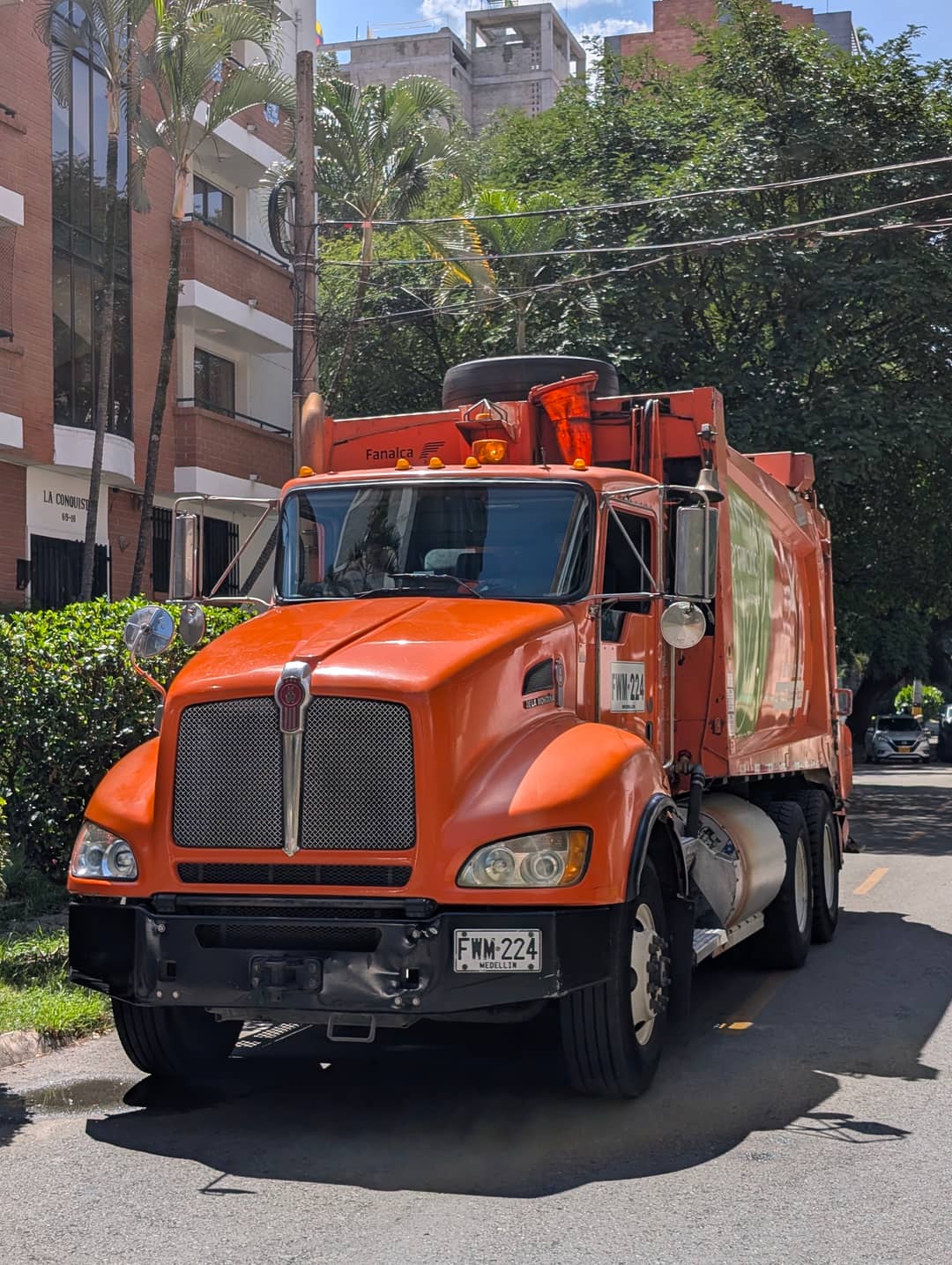 Kenworth s nástavbou od kolumbijské Fanalcy, vozové číslo 629. Za ním dům La Conquistadora.