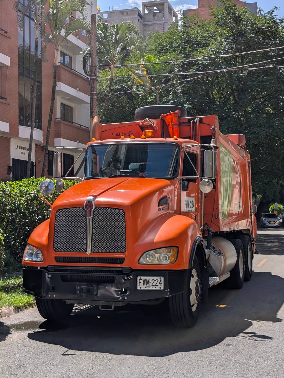 Značka FWM 224, Medellín. Provozovatelem je městská firma Emvarias ze skupiny EPM.