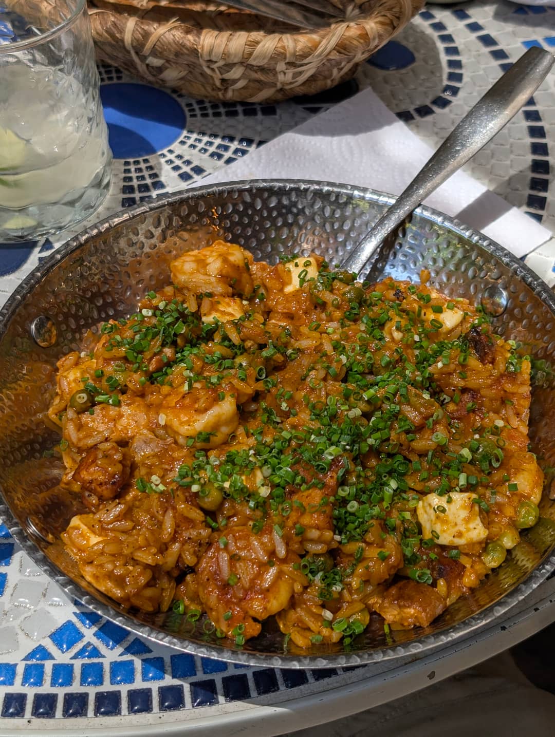 Arroz sofrito: rýže obarvená achiote, krevety, ryba, sušené hovězí a queso costeño.
