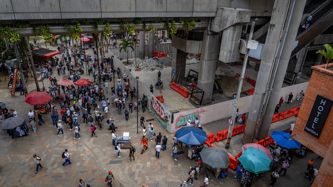 Saturday afternoon on the square: stalls, music and twenty three bronzes.
