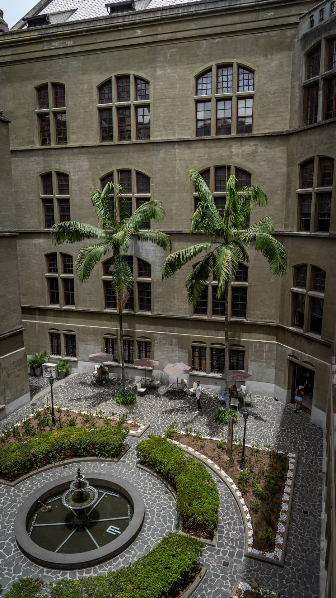 The second courtyard, with its fountain.