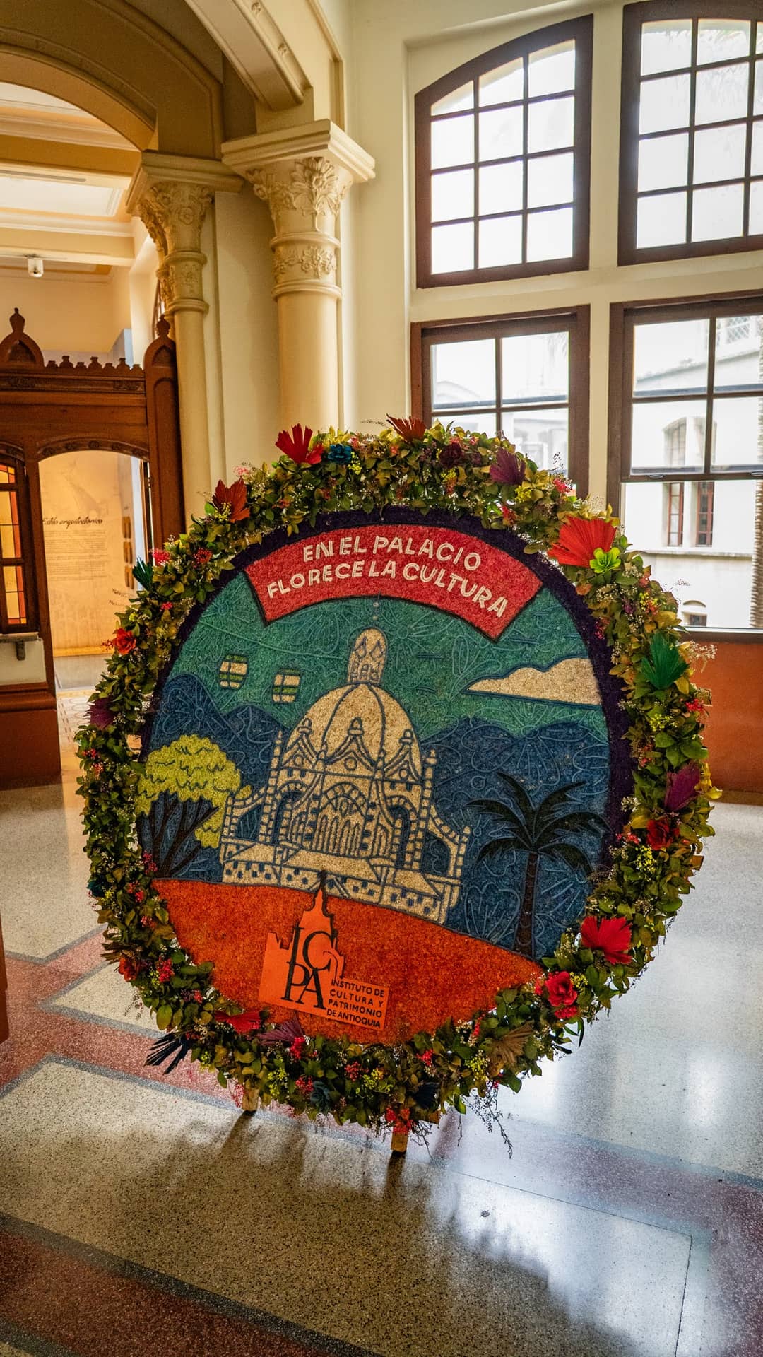 A silleta in the hall. In August, flower pictures like this are carried through Medellín on people's backs.
