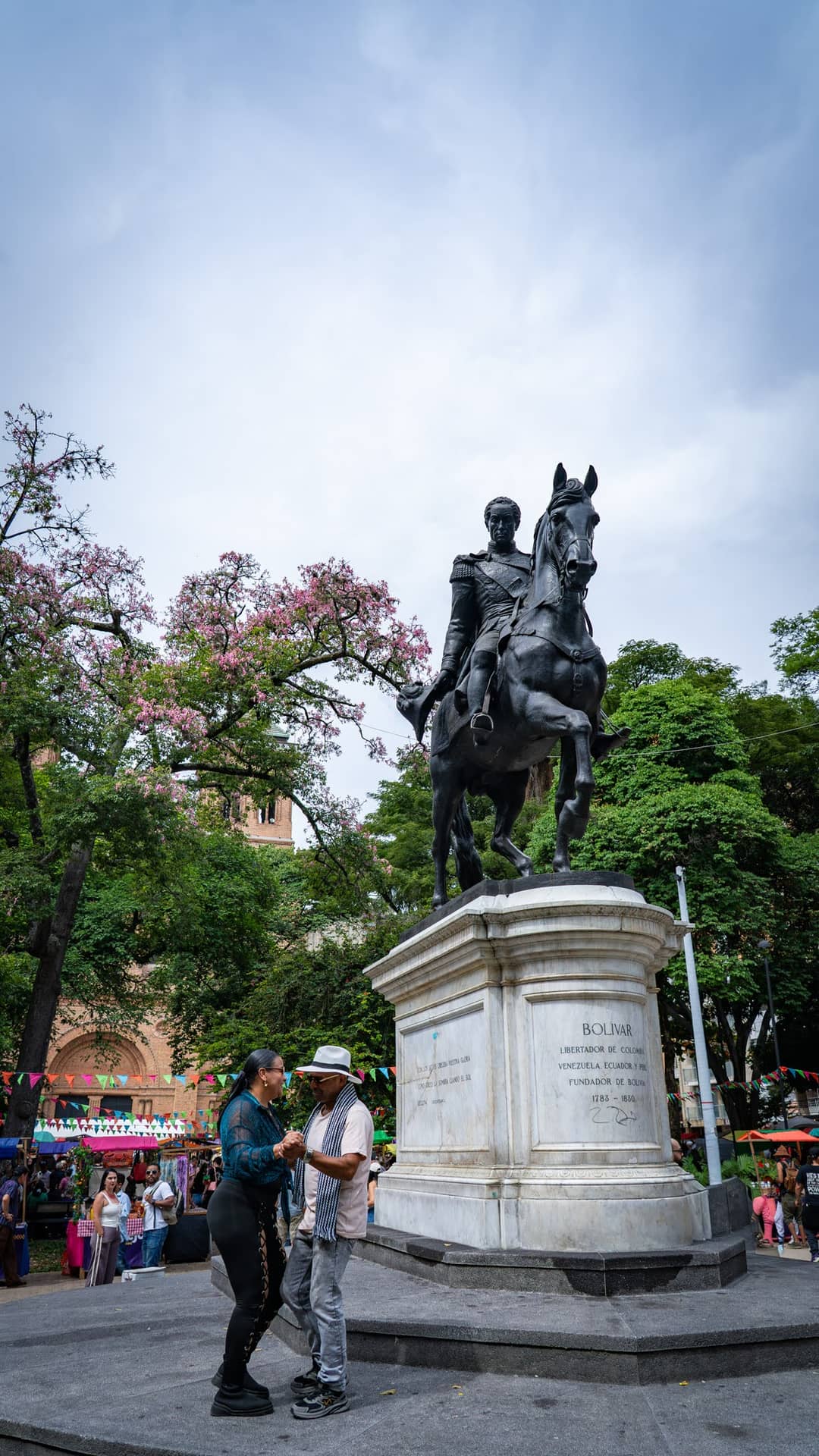 Bolívar on his horse in the middle of the park that carries his name.