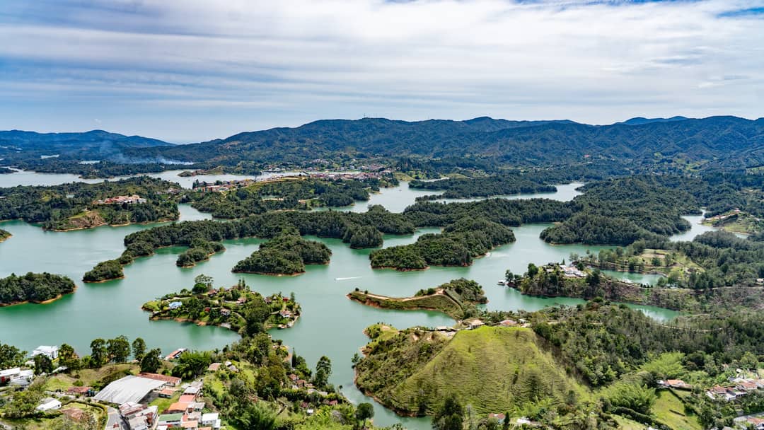 Výhled z vrcholu: jezero rozpadlé na sto zálivů a ostrovů.