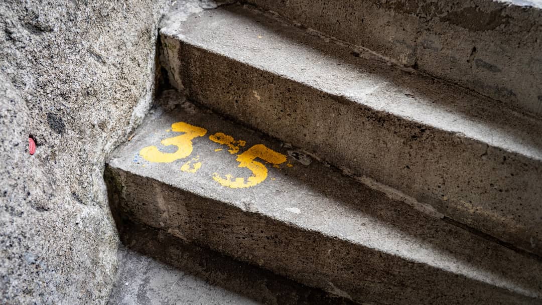 Schod číslo 355. Půlka.