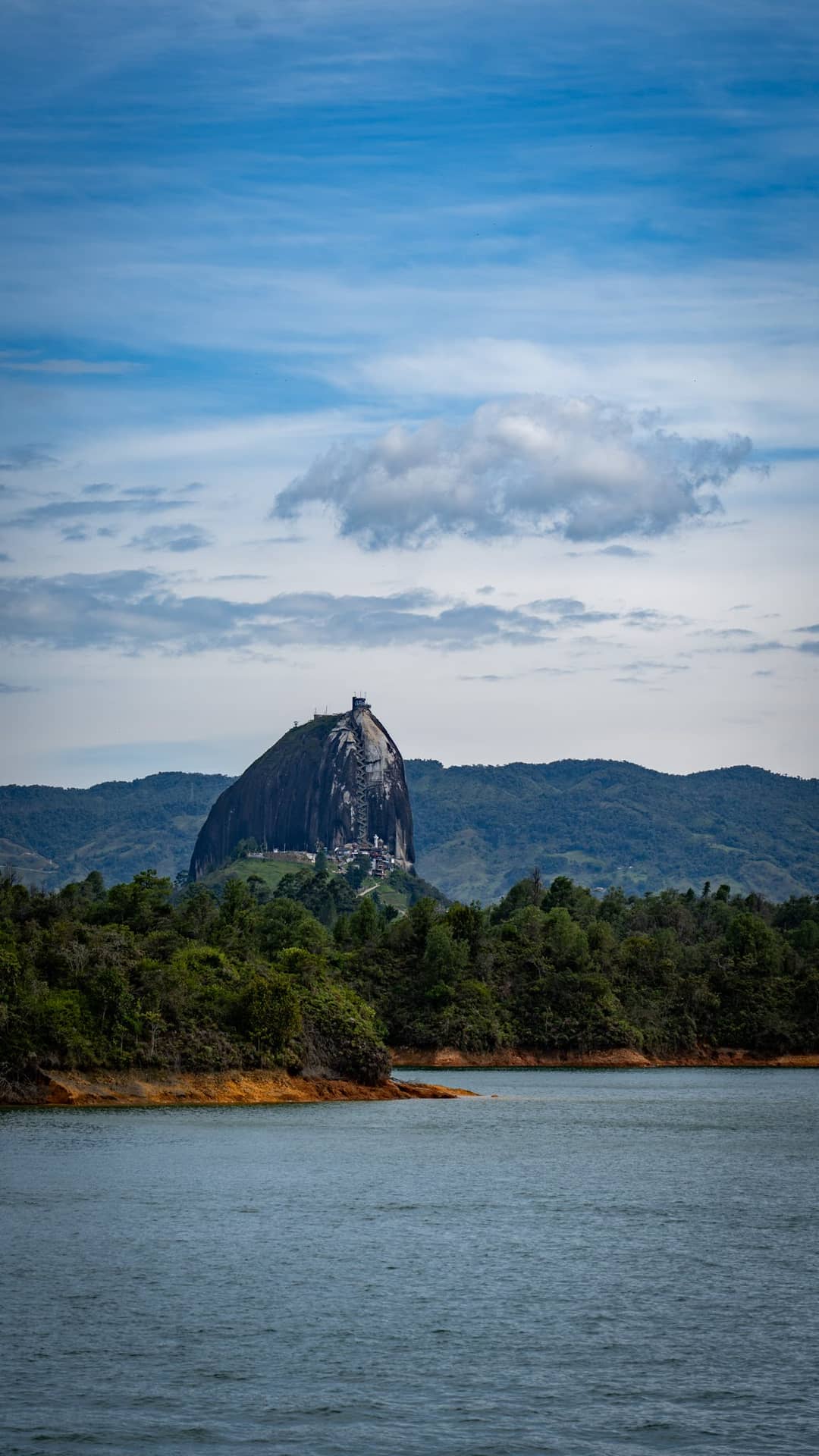 Peñón nad hladinou.