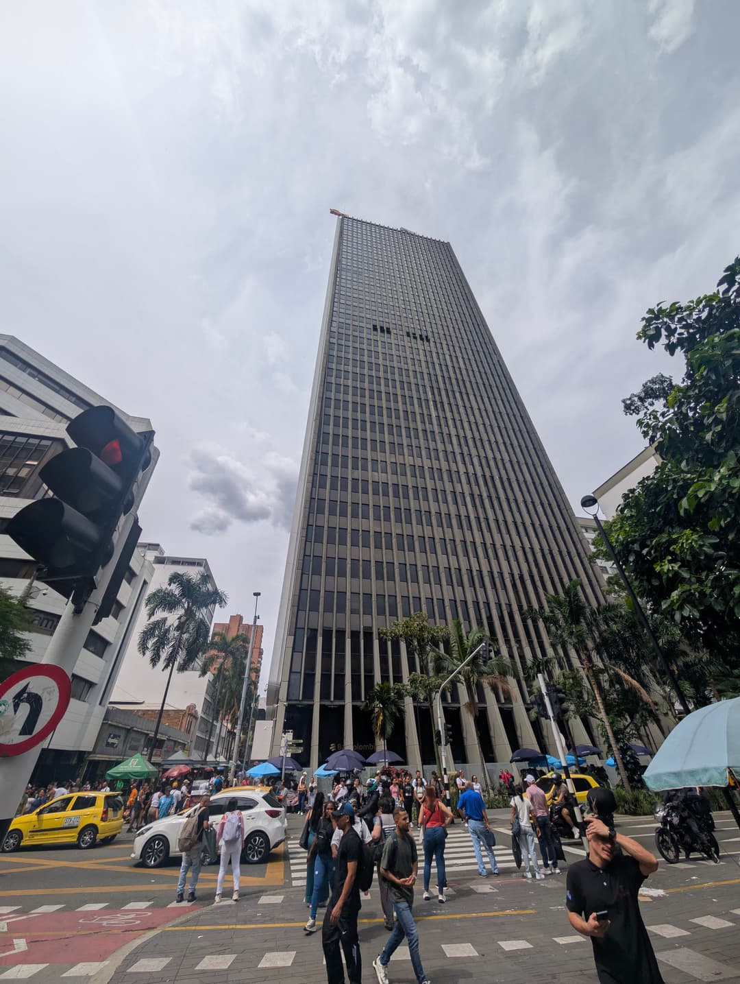 The Coltejer from the crossroads. A hundred and seventy five metres, thirty six floors.
