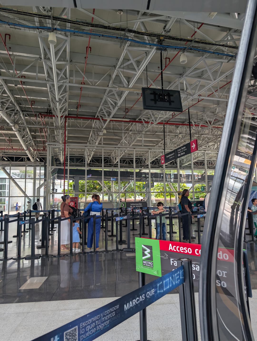 Přestup na lanovku ve stanici Oriente. Na stejnou jízdenku a zdarma.