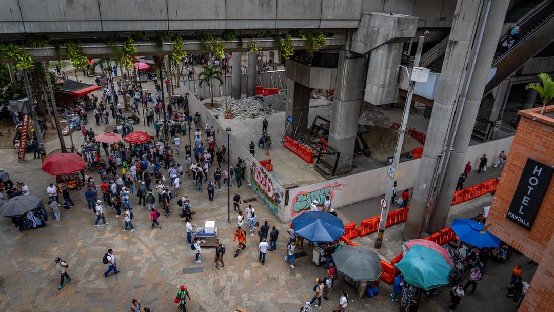 Saturday afternoon on the square: stalls, music and twenty three bronzes.