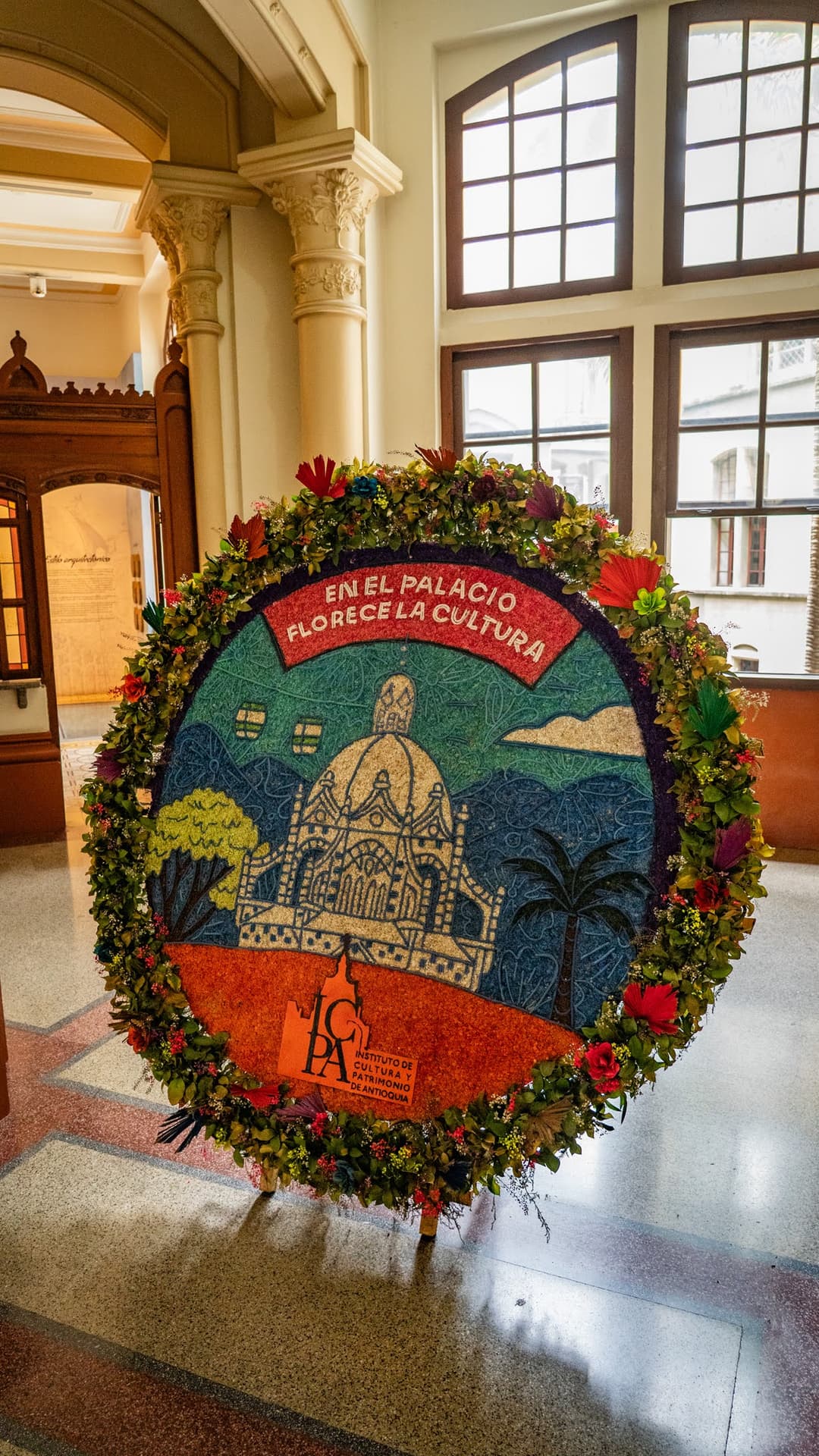 A silleta in the hall. In August, flower pictures like this are carried through Medellín on people's backs.