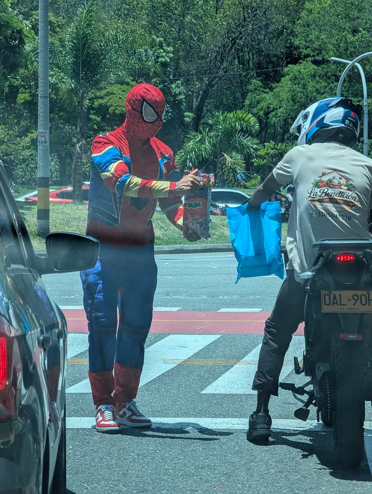 Spider-Man prodává mezi auty. Carrera 55, červená.
