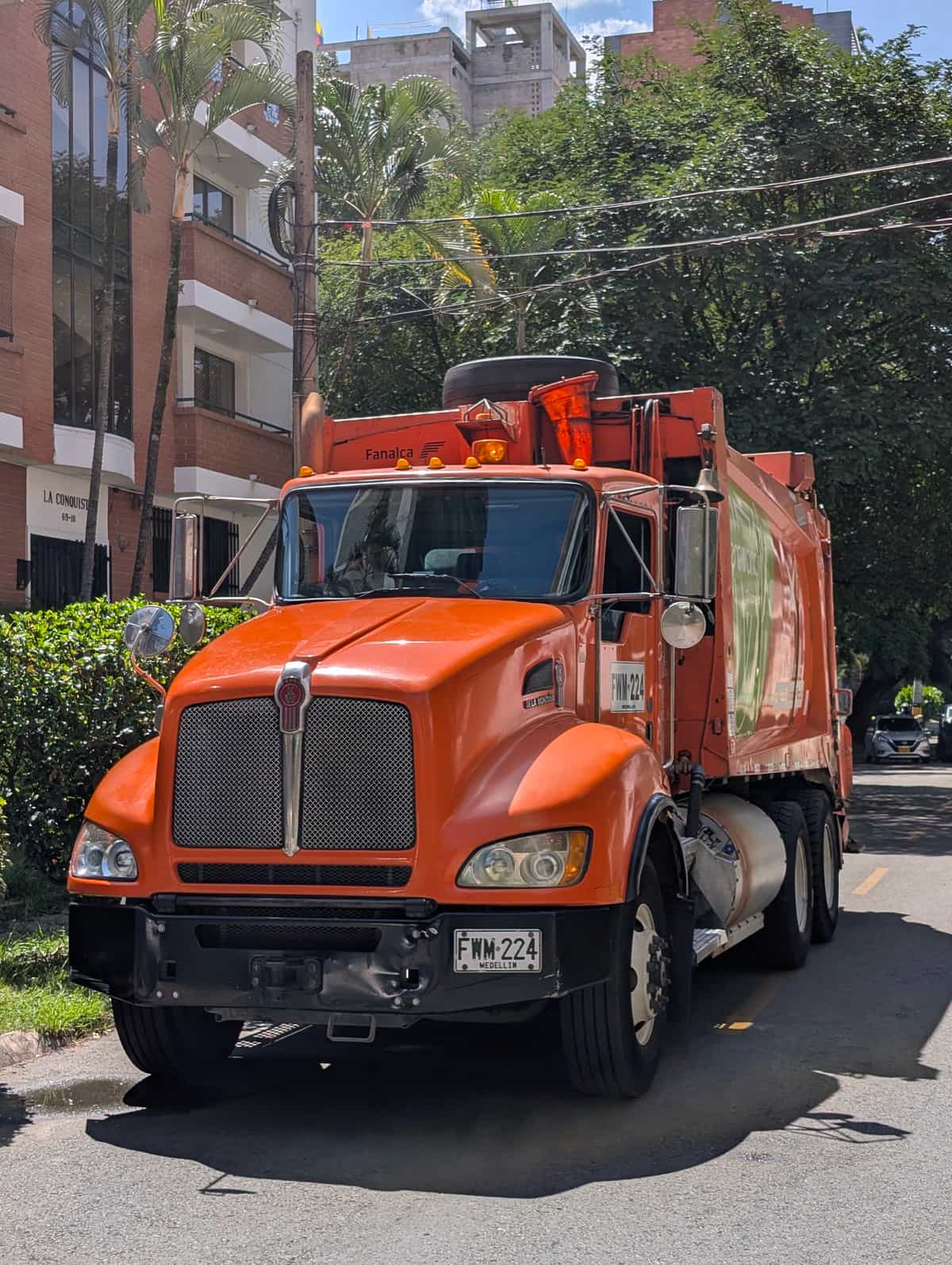 Kenworth s nástavbou od kolumbijské Fanalcy, vozové číslo 629. Za ním dům La Conquistadora.